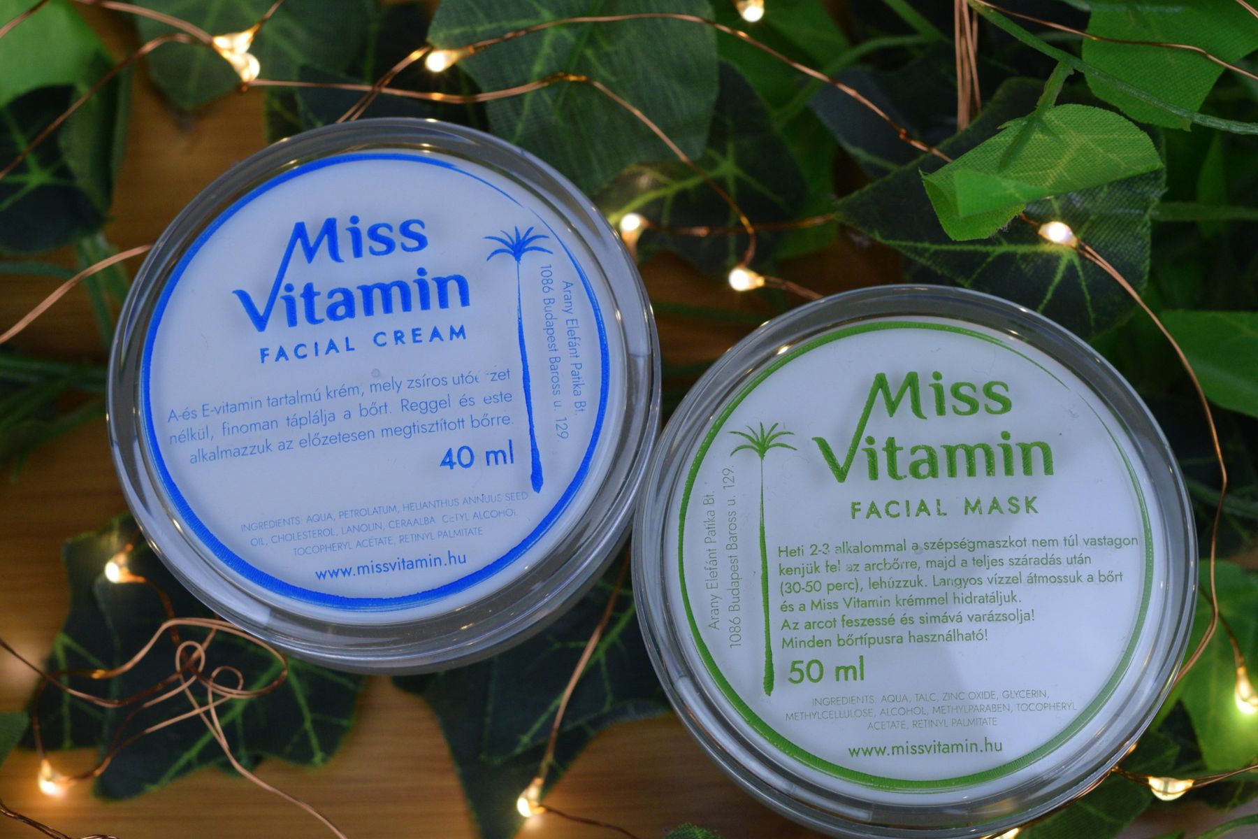 A Miss Vitamin arckrém és arcmaszk tégelye zöld levelek és fényfüzér között